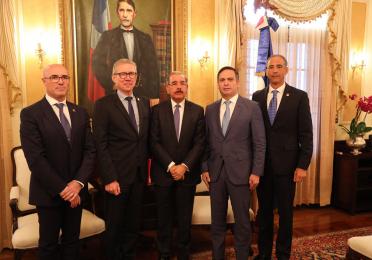 El presidente Danilo Medina recibió, junto al director del Centro de Exportación e Inversión de la República Dominicana, Luis Henry Molina, a los directivos de la multinacional Total
